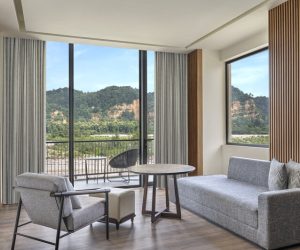 Executive-Suite-River-view-Living-Room